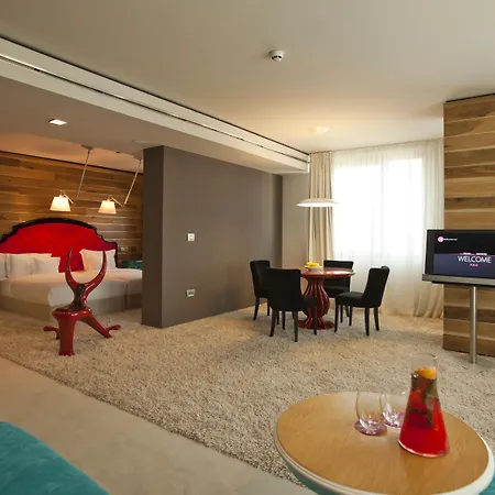 Graffit Gallery Design מלון וארנה