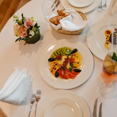 Graffit Gallery Design מלון וארנה